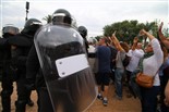 Els antiavalots de la Guàrdia Civil carreguen contra els votants a la Ràpita 