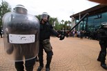 Els antiavalots de la Guàrdia Civil carreguen contra els votants a la Ràpita 