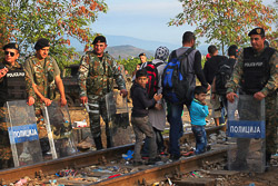 El drama dels refugiats sirians, a la frontera de Macedònia Els policies macedonis deixen passar la frontera de deu en deu. (24 d'agost). Foto: Sergi Cámara