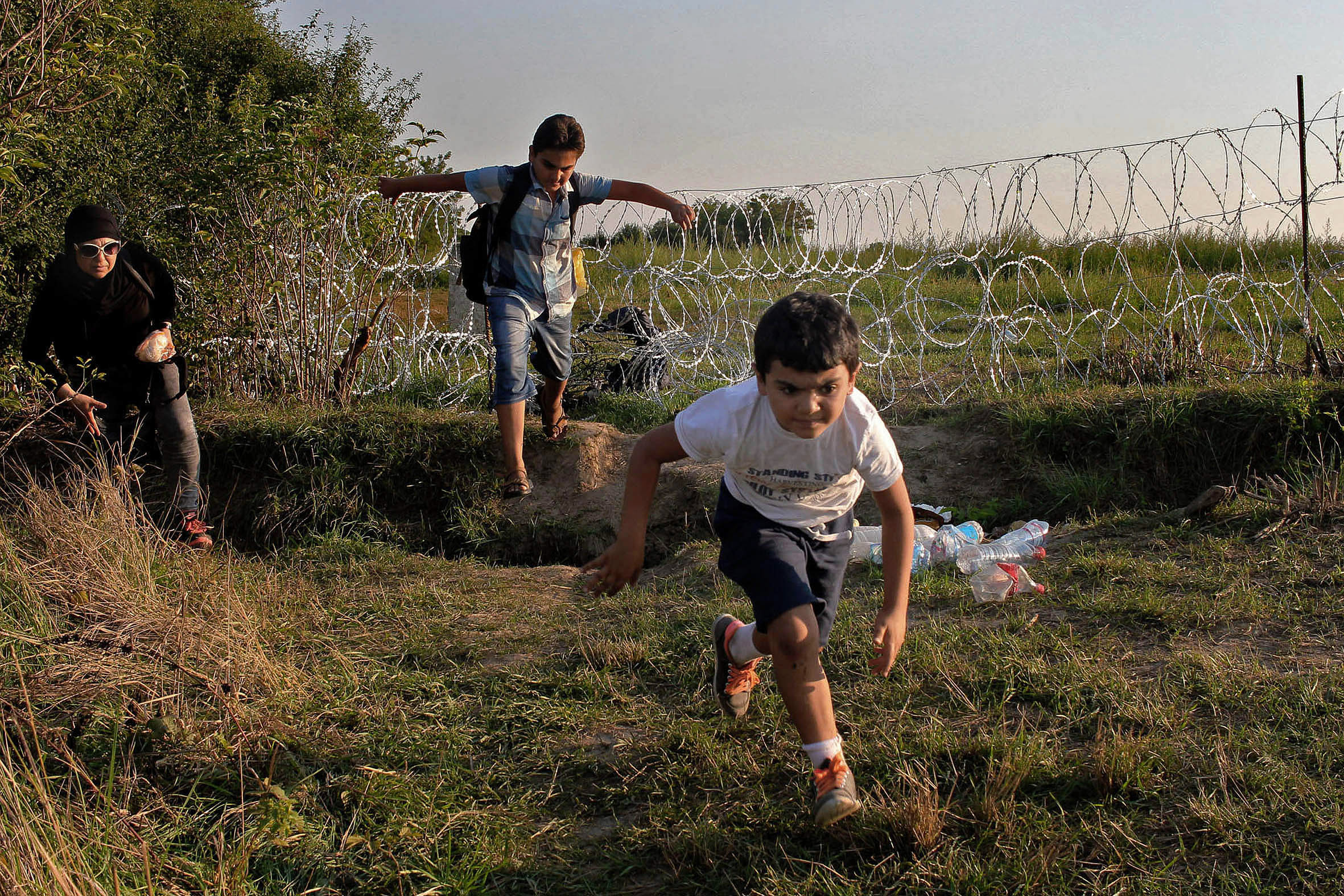 Pas dels refugiats sirians a la frontera entre Sèrbia i Hongria 