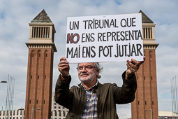 Concentració a l'avinguda de Maria Cristina contra la judicialització del procés 