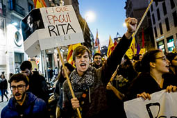 Les millors fotos de la setmana de Nació Digital Centenars d'estudiants es manifesten a Barcelona per exigir la rebaixa de les taxes universitàries.  Foto: Adrià Costa