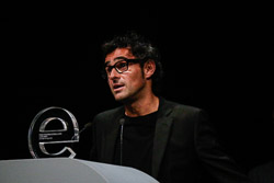 Premis Enderrock 2015 L'escenògraf i director audiovisual, Albert Danés, recollint el premi Enderrock Estrella