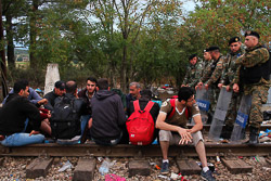 El drama dels refugiats sirians, a la frontera de Macedònia Refugiats sirians esperen que la policia macedònia els deixi travessar la frontera (24 d'agost). Foto: Sergi Cámara