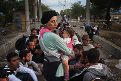 El drama dels refugiats sirians, a la frontera de Macedònia Una dona i el seu fill esperen per entrar de Grècia a Macedònia. (24 d'agost). Foto: Sergi Cámara