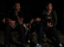 El drama dels refugiats sirians, a la frontera de Macedònia Una família siriana espera a la frontera de Grècia-Macedònia (25 d'agost). Foto: Sergi Cámara