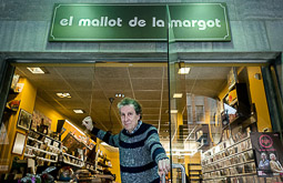 Les millors fotos de la setmana de Nació Digital <a href='http://www.naciodigital.cat/osona/noticia/49972/agusti/palomares/mallot/margot/estat/botiga/discs'>El Mallot de la Margot, l’emblemàtica botiga de discs de Manlleu, baixarà les persianes a finals de mes, després de 33 anys d’intensa activitat.</a>. </br> Foto: Adrià Costa