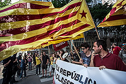 Concentració en contra de Felip VI a Girona Una setantena de persones s'han concentrat a Girona per mostrar el seu rebuig a la figura de Felip VI