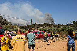 Incendi forestal a Blanes Bombers de la Generalitat i membres d'ADF sobre el terreny.