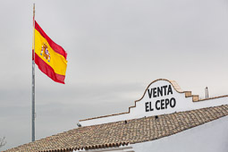 Eleccions andaluses 2015 Una gran bandera espanyola presideix la venta El Cepo, situada justa davant de la presó Puerto III de Puerto de Santa María, Cadis.