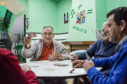 Eleccions andaluses 2015 Una colla juga a cartes a la Casa de Cultura de Marinaleda.
