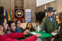 Eleccions andaluses 2015 Un matrimoni votant en un col·legi del centre de Sevilla.