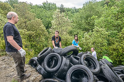 Recollida de pneumàtics abocats il·legalment a Sant Pere de Torelló 