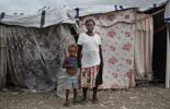 Fotos de Sergi Cámara des d'Haití, per a Osona.com Gladis i la seva filla Gleye porten dos mesos al camp Automeca.