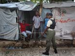 Fotos de Sergi Cámara des d'Haití, per a Osona.com Guarda de seguretat al camp Automeca.