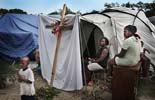 Fotos de Sergi Cámara des d'Haití, per a Osona.com Vía Crucis al campament d'Henfrasa a Port-au-Prince.