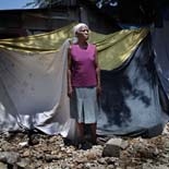 Fotos de Sergi Cámara des d'Haití, per a Osona.com Monais François, de 72 anys, vivint damunt les restes del que era la seva casa.